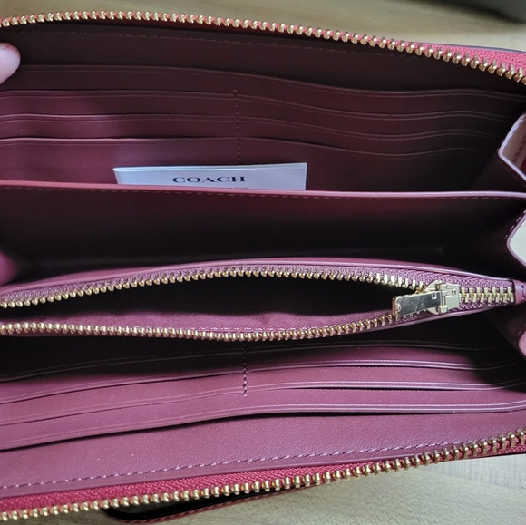 Coach NWOT Long Zip Around Wallet Wristlet Signature C - Picture 3 of 6